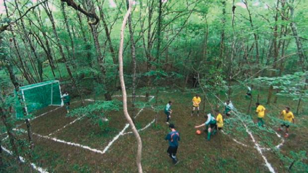 terrain de foot en pleine forêt